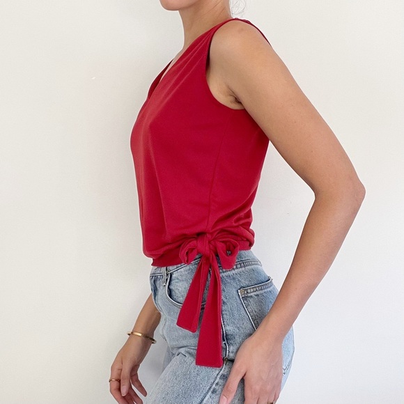 Red sleeveless shirt - Picture 2 of 3